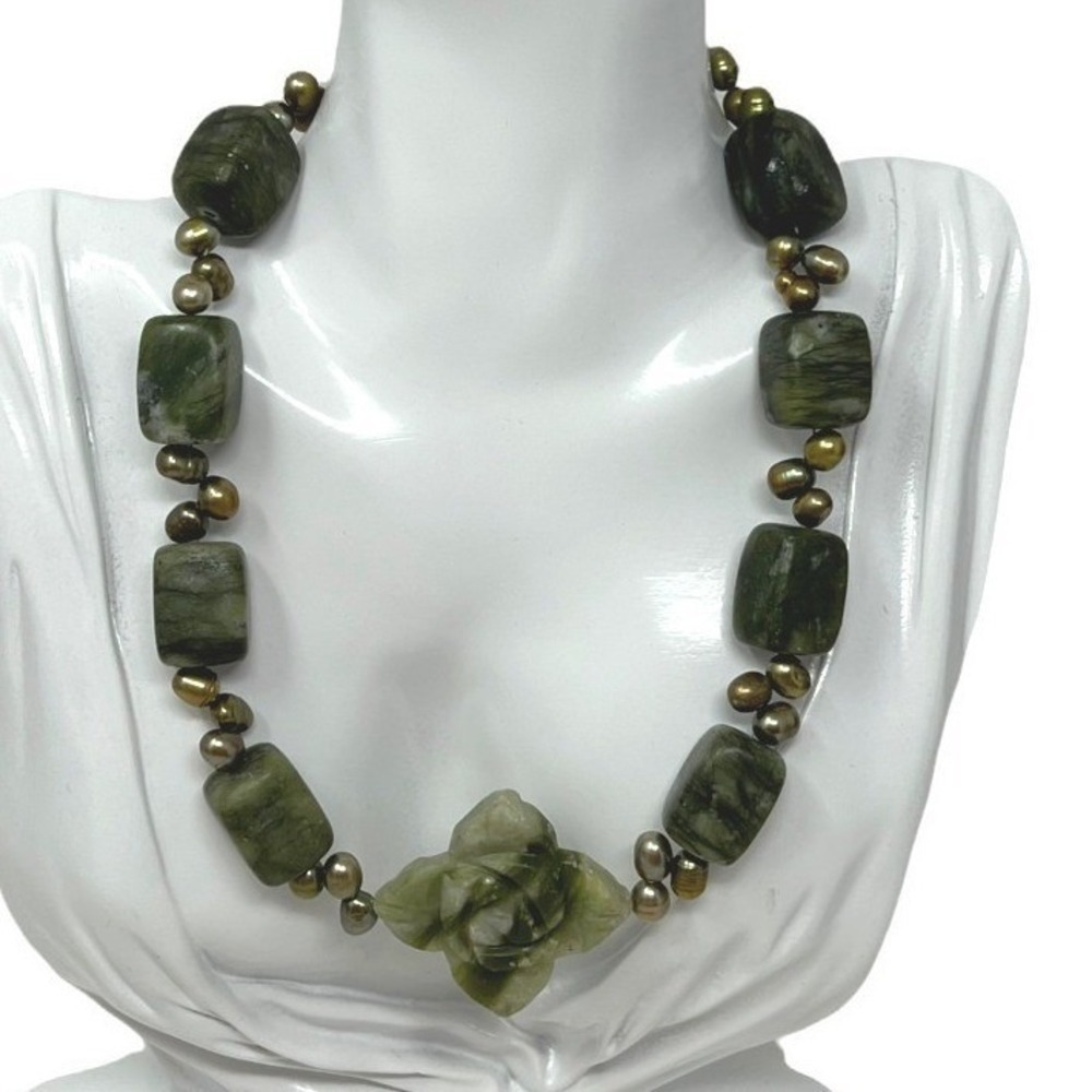 Green‎ Stone Necklace Flower Pendant Handmade Vintage Choker